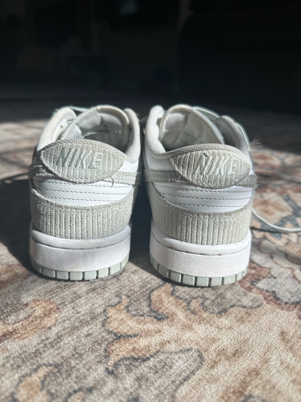 Nike Low-Top Sneakers in Light Grey and White - Picture 4 of 5